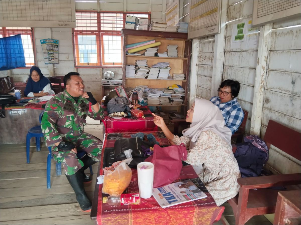 Peduli Pendidikan di Wilayah Binaan, Babinsa Koramil 04/Pinang Sori Gencarkan Komsos Bersama Guru SMP N 1 Atap Pulo Pakkat II