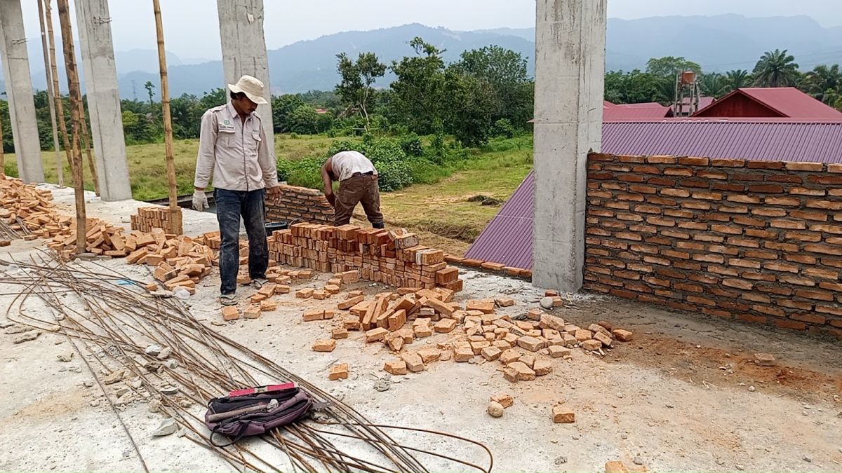 Progres Capai 43 Persen, Babinsa Koramil 03/Pandan Terus Kawal Revitalisasi Gedung SMP Santu Fransiskus